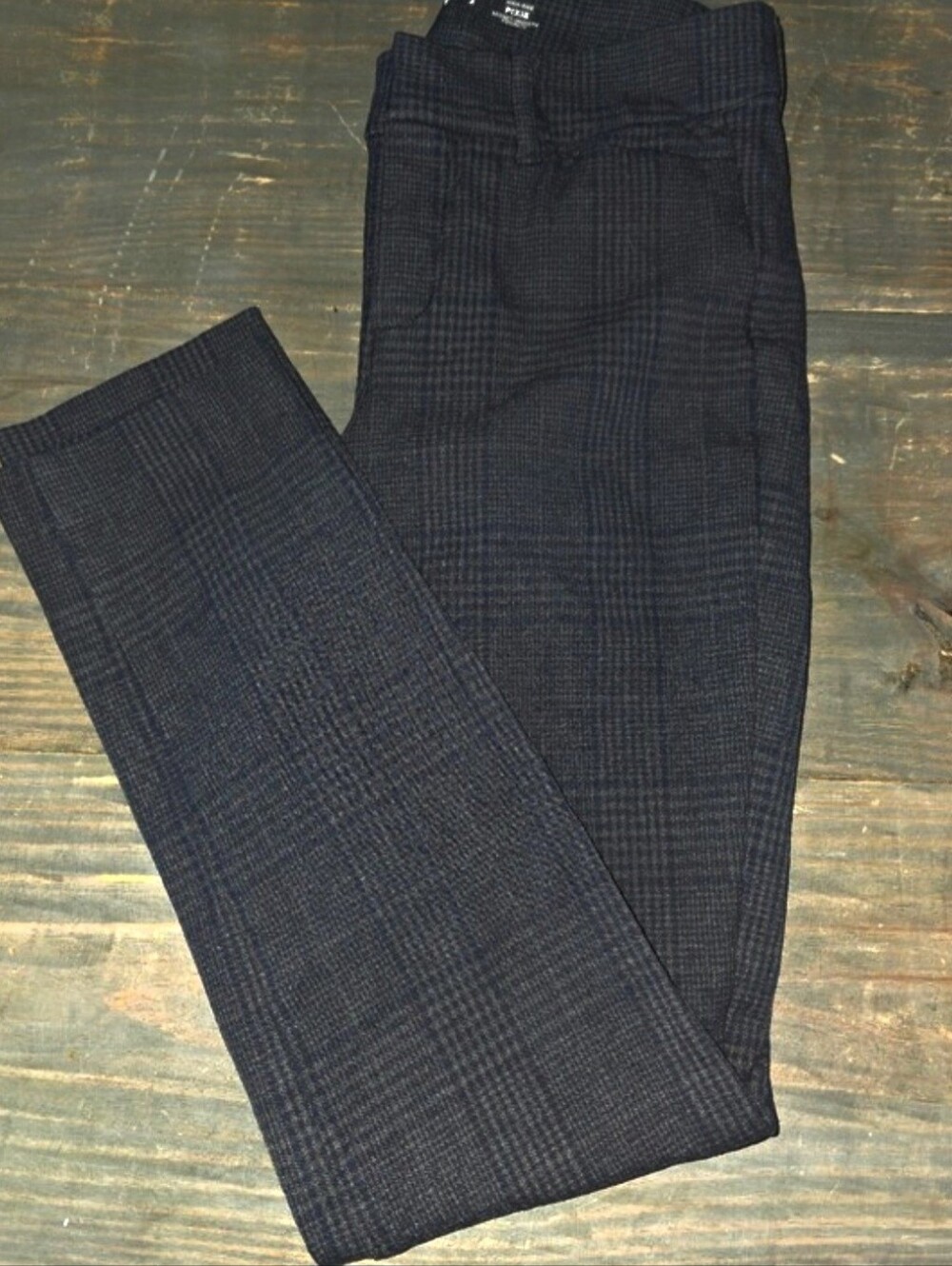 Old Navy Pixie ankle pants in a dark grey plaid pattern Size 2 ❤️